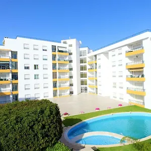 Apartment Quiet Overlooking The Swimming Pool, Armacao de Pera